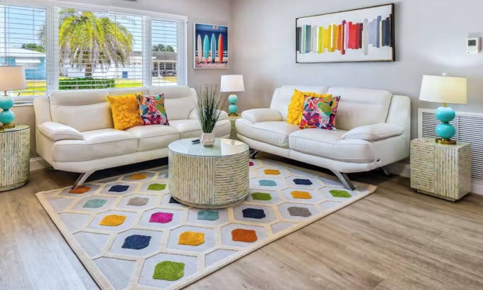 South Pinellas Community Council House | Stylish HGTV HOME! 4 BR Pool + Cabana 6 mins to BEACH option to heat pool