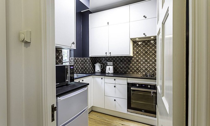 Highgate Apartment | Stylish Highgate Haven Apartment