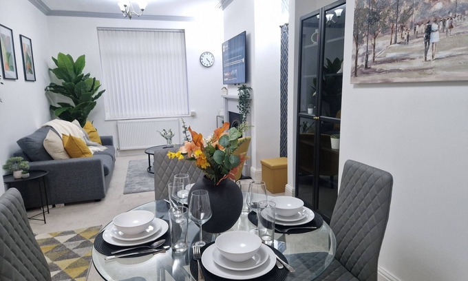 Manchester House | Stylish Home 5mins to Etihad, Coop Live & 15mins to Manchester City Centre