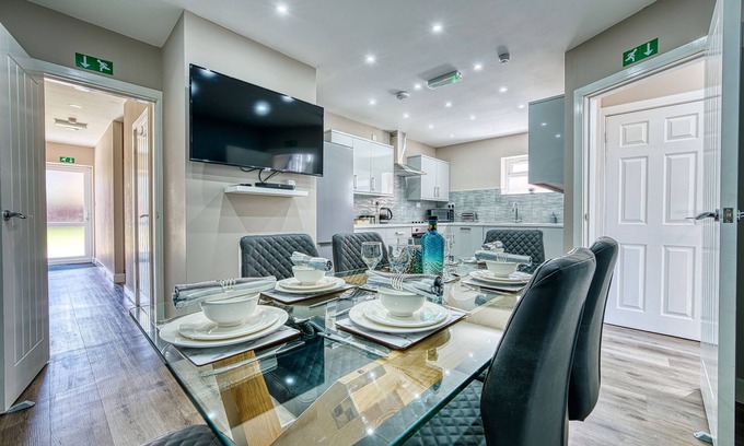 Olton House | Stylish House- B'ham Airport and NEC, Solihull