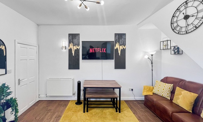 Stoke-on-Trent House | ⭑ Stylish House Near Hospital with Free Parking ⭑