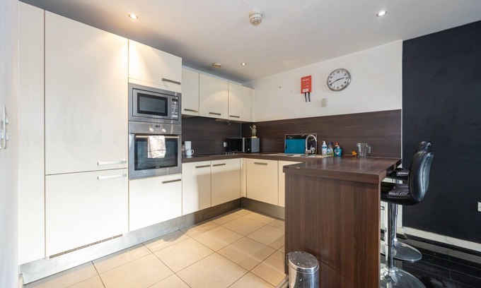 Cheetham Hill Apartment | Stylish Manchester Stay with Balcony & City Views