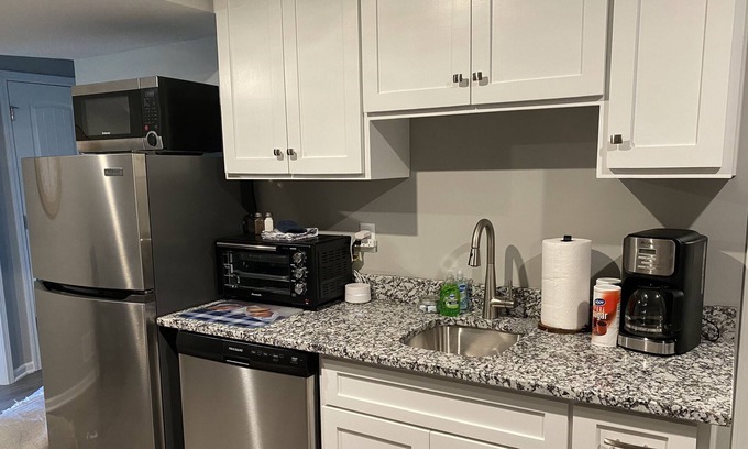 Grandview House | Stylish MidMod Premium Fully Equipped Apt - Lower