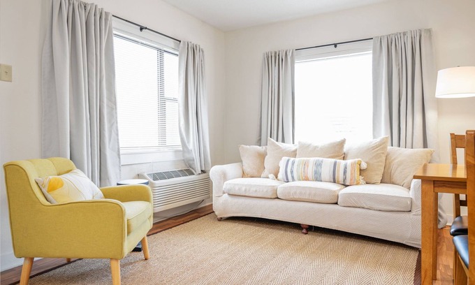Mobile Apartment | Stylish Midtown Flat – 20B