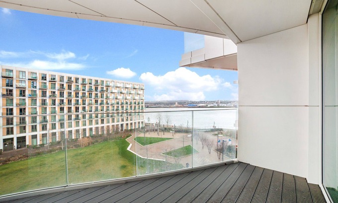 Royal Docks Apartment | Stylish, Modern 2 Bed/2Bath next to Canary Wharf and City Airport!
