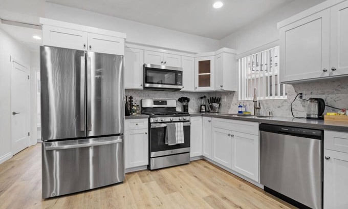 Lynwood House | Stylish New home Near DTLA, Disneyland, SOFI