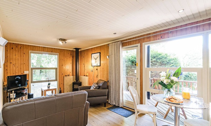 Summerbridge Ski Chalet | Stylish open plan lodge with king-size four poster bed.