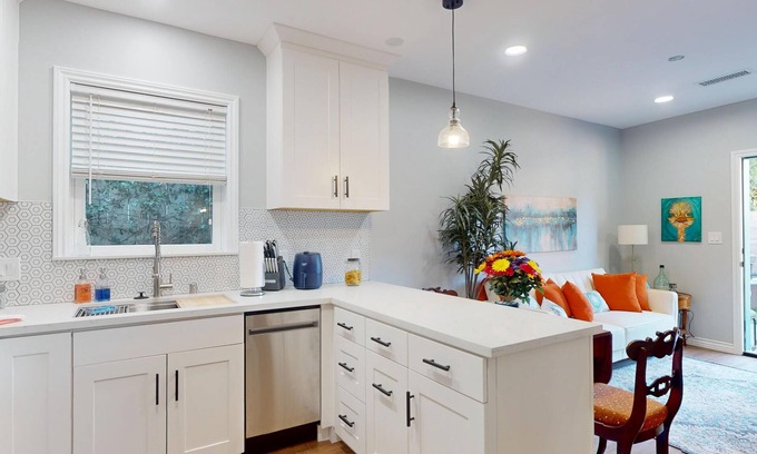 Burbank Cottage | Stylish & Private ADU - Patio w/Sitting+ BBQ