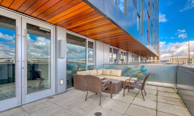 Uptown Condo | Stylish Q21 Condo with Amazing Views & Walkable NW Locale