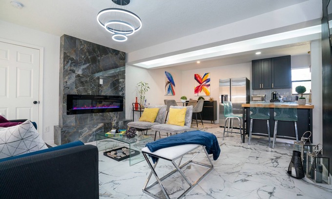 Shearer Hills - Ridgeview House | Stylish~Renovated 4Br/2BAT 3MinAirport 10 Min Downtown Central Location