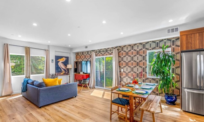 Sherman Oaks House | Stylish Sherman Oaks Townhouse W/2 Master Suites + 3rd room with full bathroom