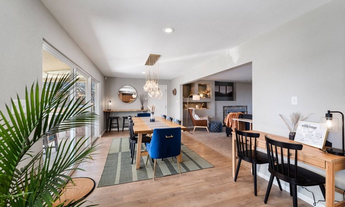 Skyway House | Stylish Spacious Retreat in Skyway - Broadmoor Area - Walk to Hiking - Sleeps 5