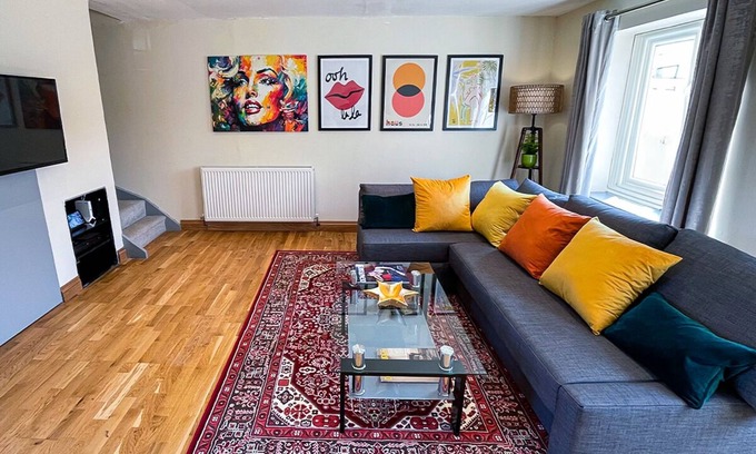 Saintbury House | Stylish Stratford-upon-Avon Stay -Sleeps 6 - Secure Gated Parking