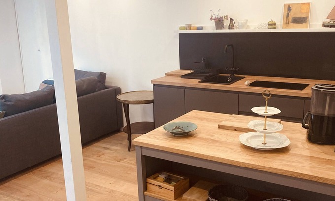 Eimsbuettel Apartment | Stylish studio apartment in 100-year-old country house with enchanted garden
