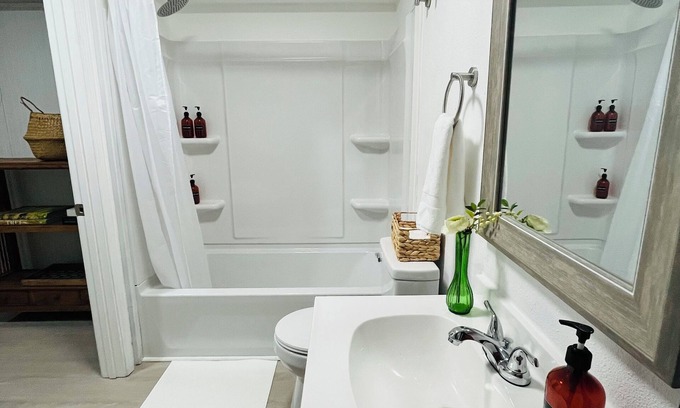 New Port Richey Apartment | Stylish studio/3 min Downtown New Port Richey.