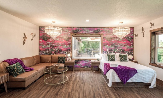 Prescott Hotel | Stylish Studio w/Kitchen – Cook & Stay In