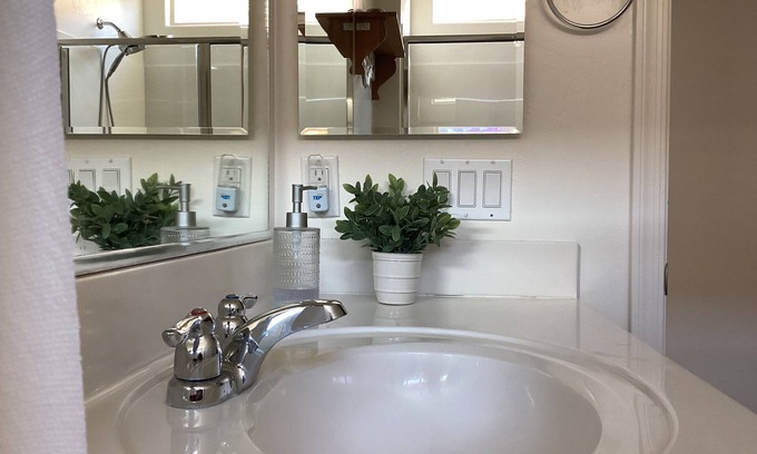 Tucson Apartment | Stylish studio with kitchenette, Private entry. Fast Wi-Fi. & Near to hospitals,