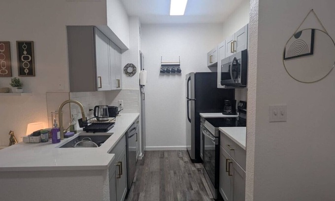 Dallas Apartment | Stylish Suite | 10 Mins to DT | Pool, Gym, Parking