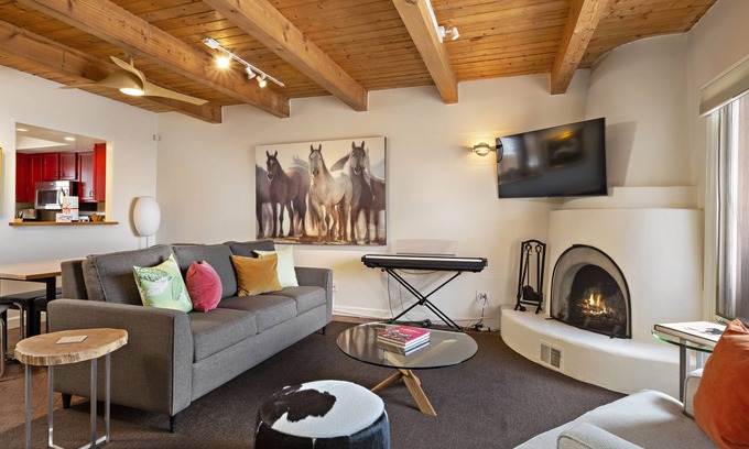 Northeast Santa Fe House | Stylish Townhome in the Heart of SF -Walk to Galleries & Plaza - Pool/Hot Tub