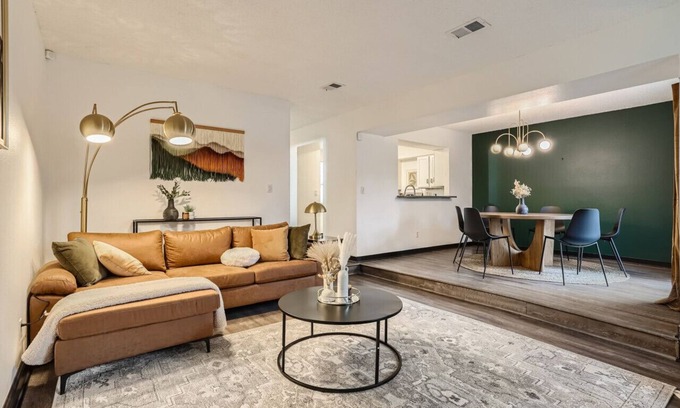 South Westminster House | Stylish Townhouse Retreat - 15 min to DT