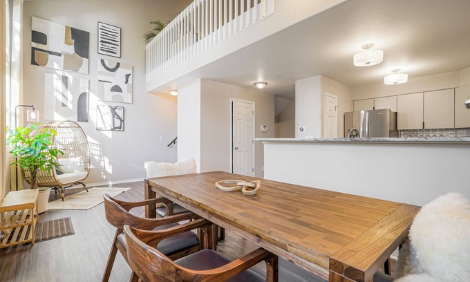 Barths House | Stylish Townhouse w/Spa-like Décor!