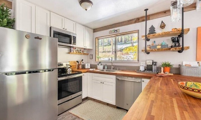 Arnold Cabin | Stylish Treetop Cabin with Jacuzzi & Sauna in the Arnold Woods