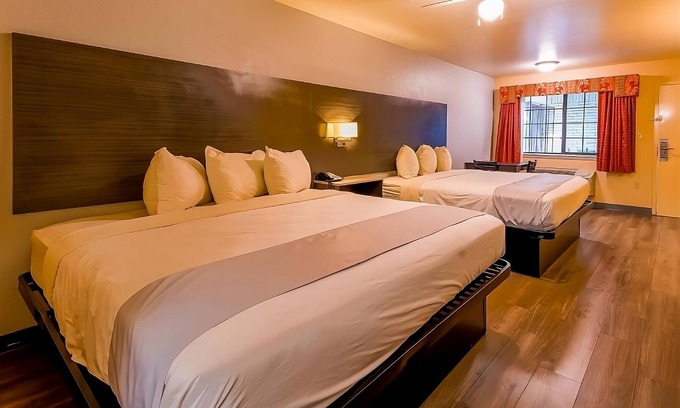 Sweet Home Hotel | Stylish Unit near Dairy Queen Yoakum with Parking and Swimming Pool Access