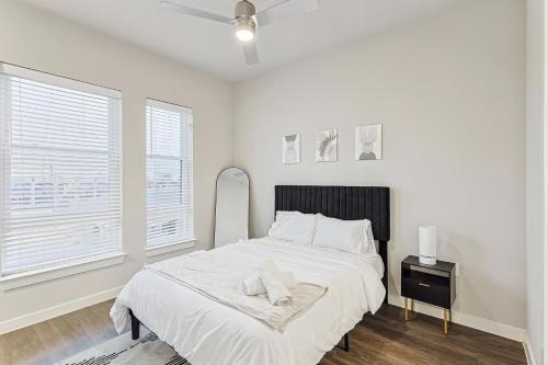 Fort Worth Apartment | Stylish Urban 1B Getaway Resort-Style Pool & Gym
