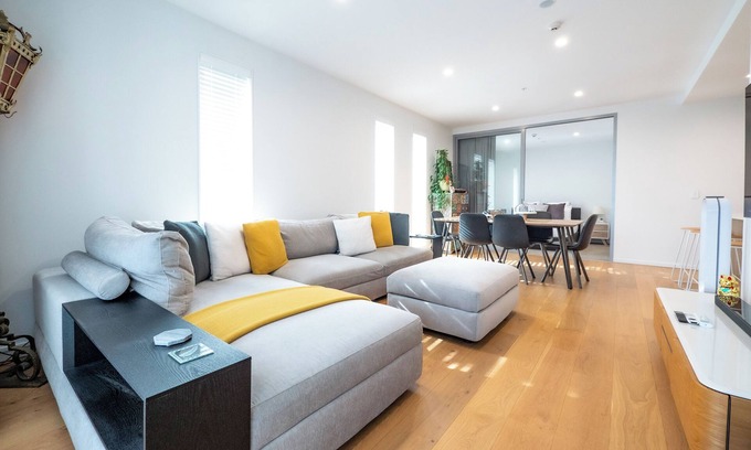 Newton Apartment | Stylish Urban Retreat in the Heart of Grafton