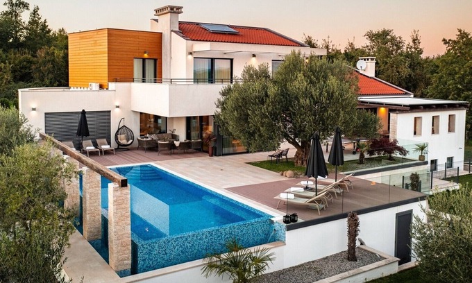 Sveta Katarina Villa | Stylish Villa Pedena with a pool and a gym