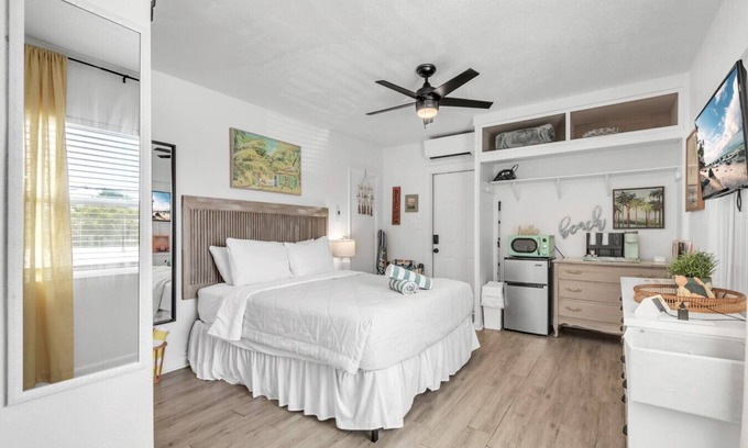 Bay Esplanade Apartment | Stylish Waterside Studio 2 blocks to Beach
