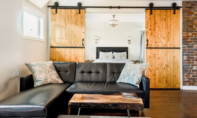 Niagara Falls Apartment | Stylishly Remodeled Queen Victoria Loft