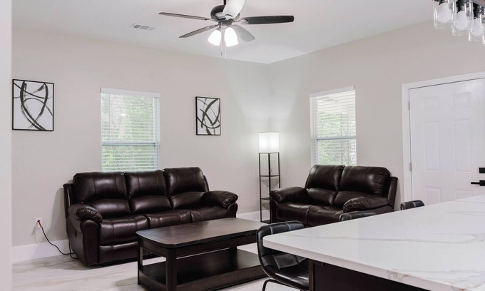 Macon House | Stylishly Retreat with Furnishing