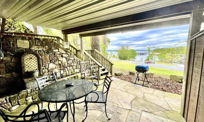 Mount Ida Hotel | SU15, Spacious studio with full kitchen, dining table and rock patio overlooking the lake! Hotel Room