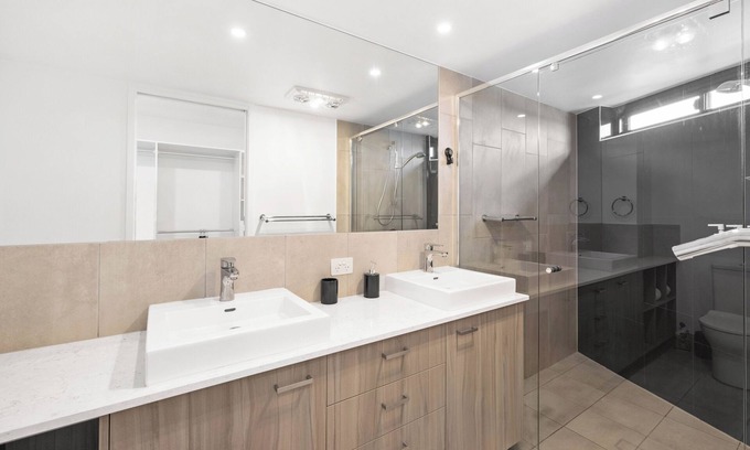 Bellara Apartment | Sub-penthouse With Water Views
