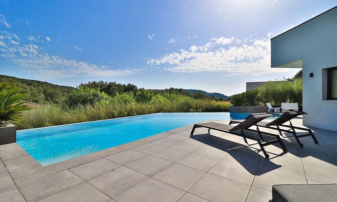 Ventabren Villa | Sublime modern villa with pool 8 minutes from Aix en Provence