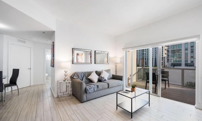 Midtown Apartment | Subtle 2 Bed in Edgewater Downtown with Free Parking