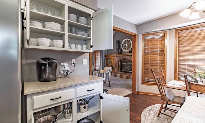 Overland Park House | Suburban Farmhouse 3Br /2Bth