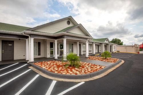 Arcadia Hotel | Suburban Studios Spartanburg - I-26