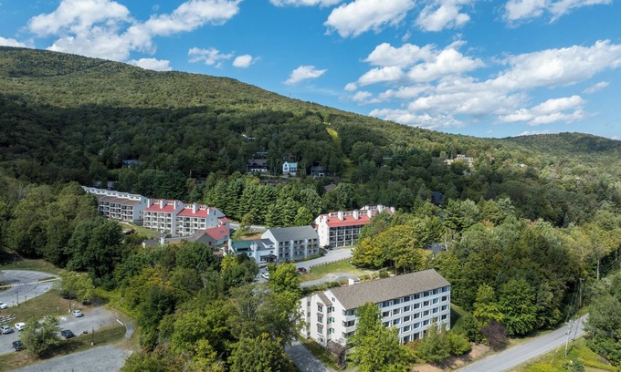 Warren Condo | Sugarbush Getaway – Comfortable Studio with Balcony & Value