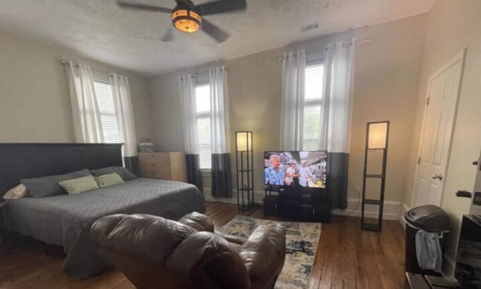 Macon House | Suite 2 -1KingBed, 1Bath,Kitchen