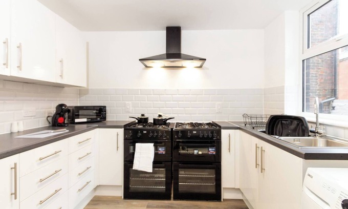 Oldham Bed & Breakfast | Suite 6: Double Room in the Heart of Oldham