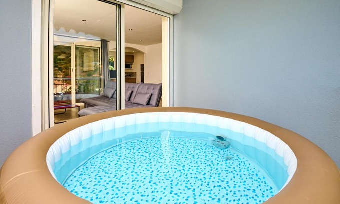 Le Diamant Apartment | Suite avec jacuzzi et vue sur la campagne- BED AND COFFEE FRIENDS