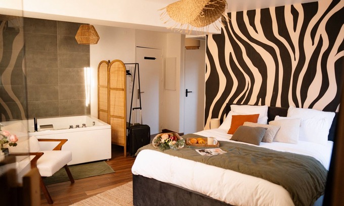 Brive-la-Gaillarde Apartment | Suite Cara - Atypical accommodation - Sauna & Spa
