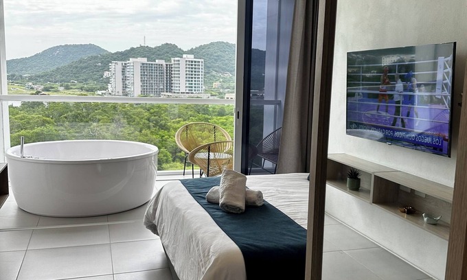 Santa Marta Apartment | Suite deluxe with private Jacuzzi and ocean view.