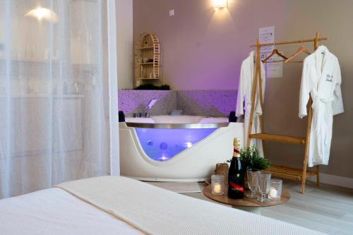 Nemours Apartment | Suite sensuelle balnéothérapie et fauteuil tantra