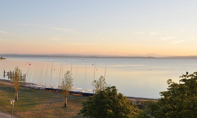 Podersdorf am See House | Suite, Toilette und Bad/dusche Getrennt, Seeblick - Seehotel Herlinde