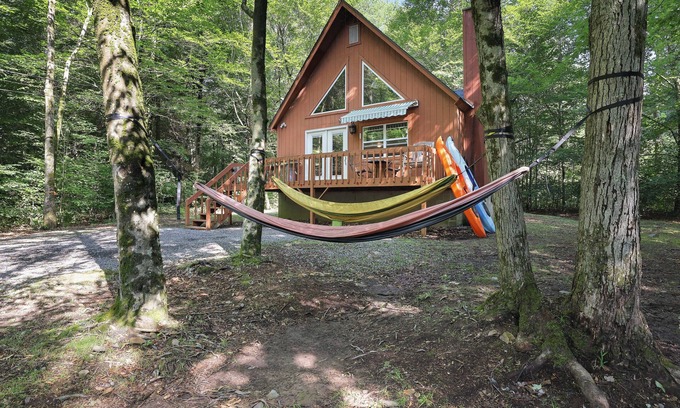 Blakeslee Cabin | Summer Cabin ~ Community Lake ~ Fire Pit ~ Washer/Dryer ~ Fast Wifi ~ BBQ Grill