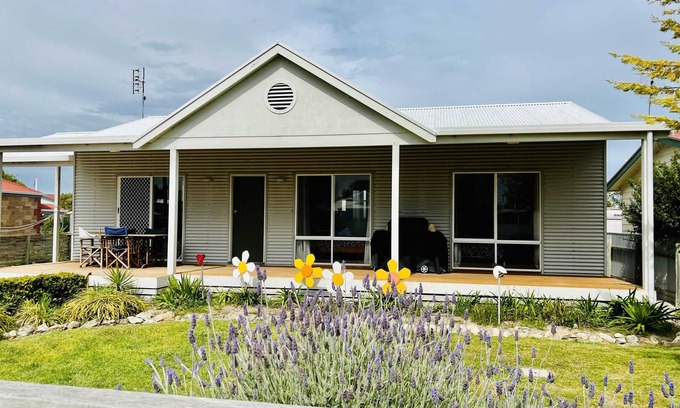 Waterhouse House | Summer Daysies - WiFi, Pet Friendly Outside
