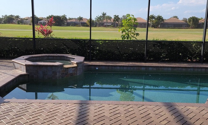 Braden River House | Summer Fun! House with a pool in beautiful River Strand